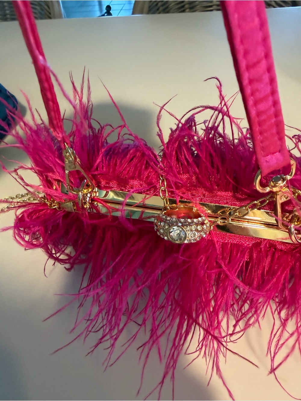 Cute feather clutch - Picture 2 of 4